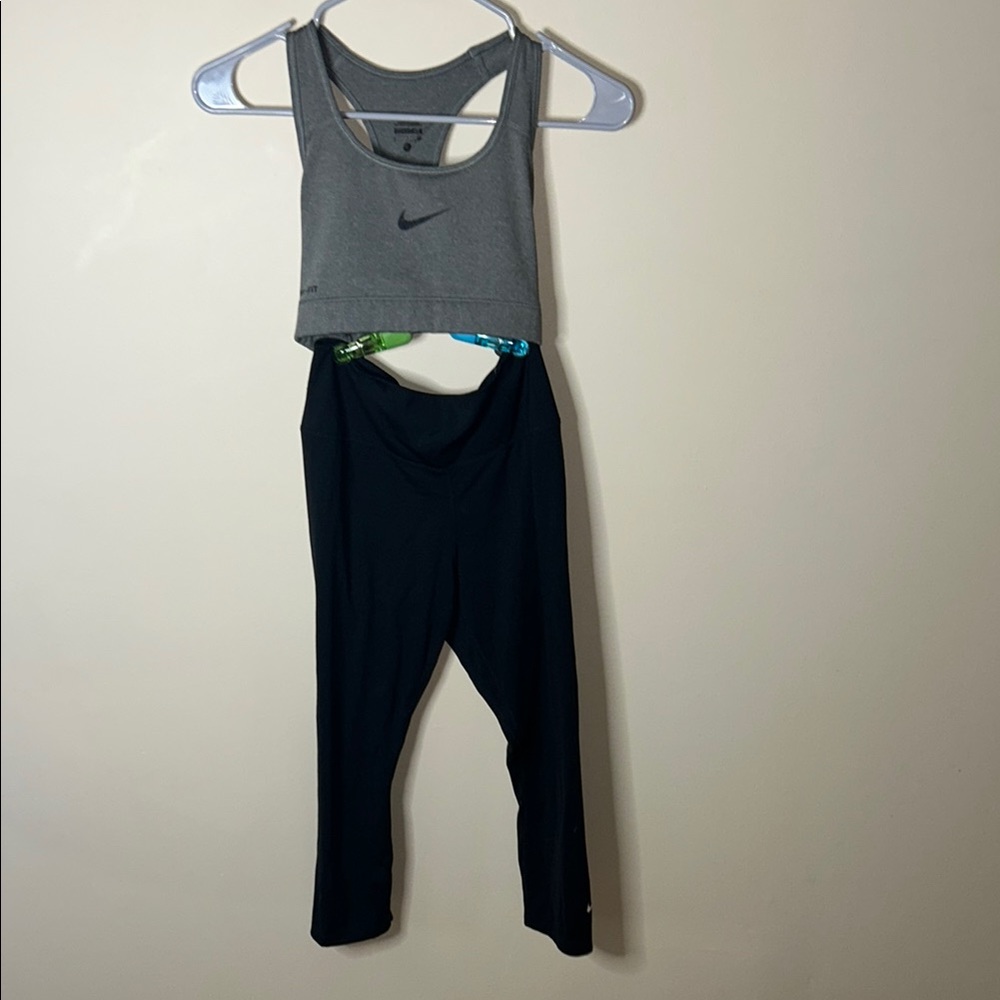 Nike Black and Gray Leggings Sleek Fitted Design
